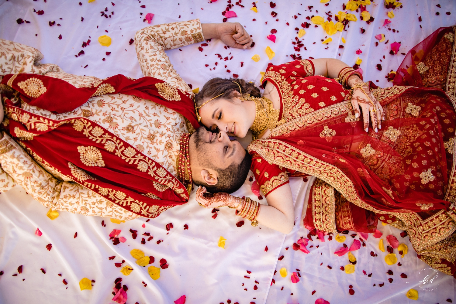 beautiful red dulhan lehanga | Indian bride poses, Indian wedding  photography poses, Indian bride photography poses